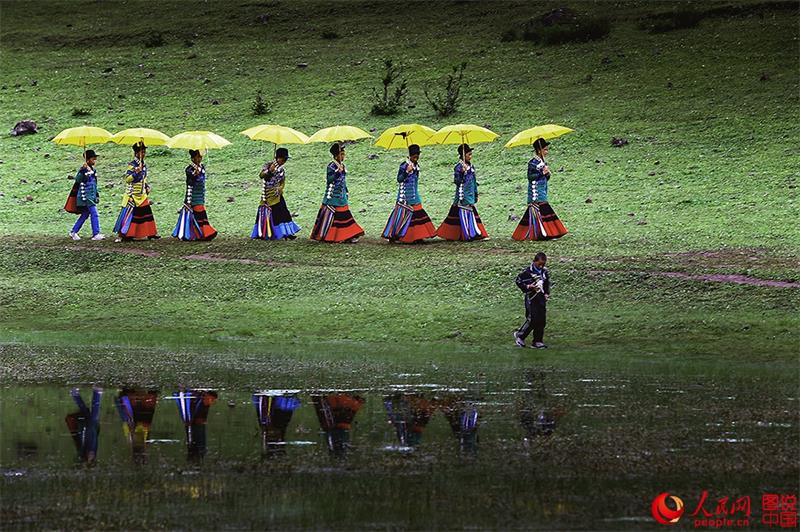 Moments in the life of Yi people in Daliang Mountains 