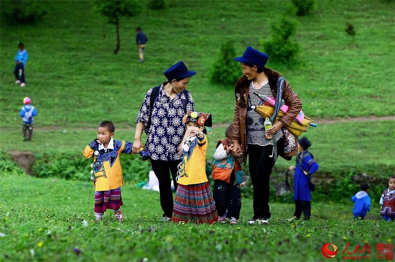 Moments in the life of Yi people in Daliang Mountains 