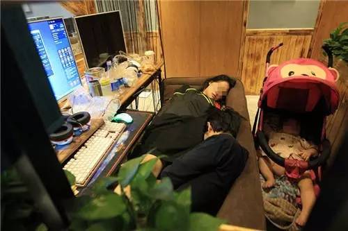 Couple live in Internet cafe for half month with their baby