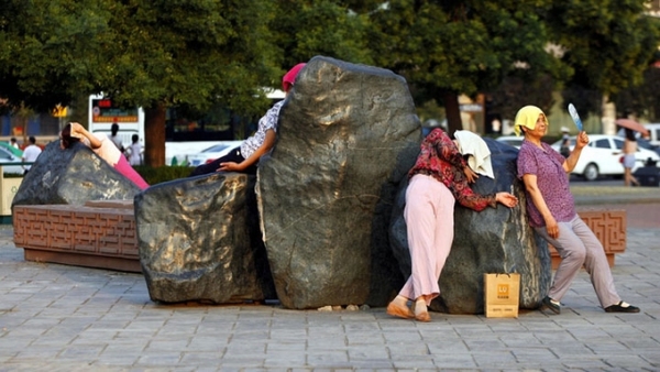 Women in Shaanxi lie on stones in park, claiming that thermal therapy can 'cure' disease
