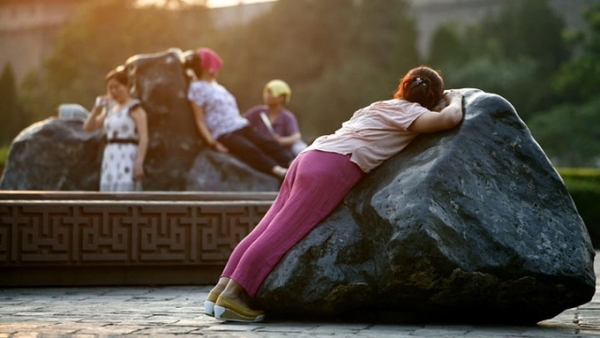 Women in Shaanxi lie on stones in park, claiming that thermal therapy can 'cure' disease