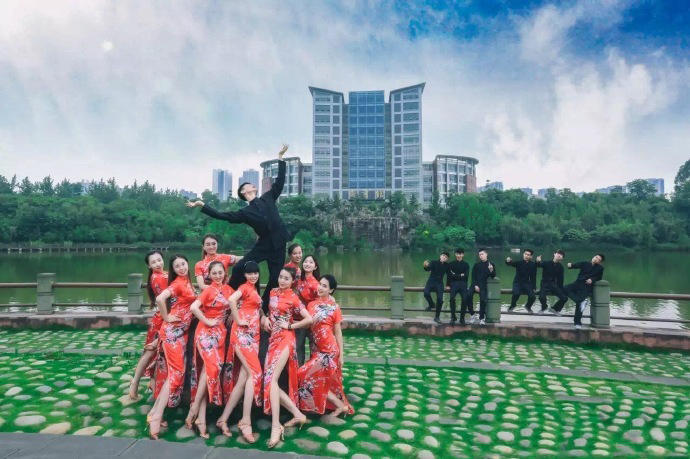 Men take graduation photos in cheongsam