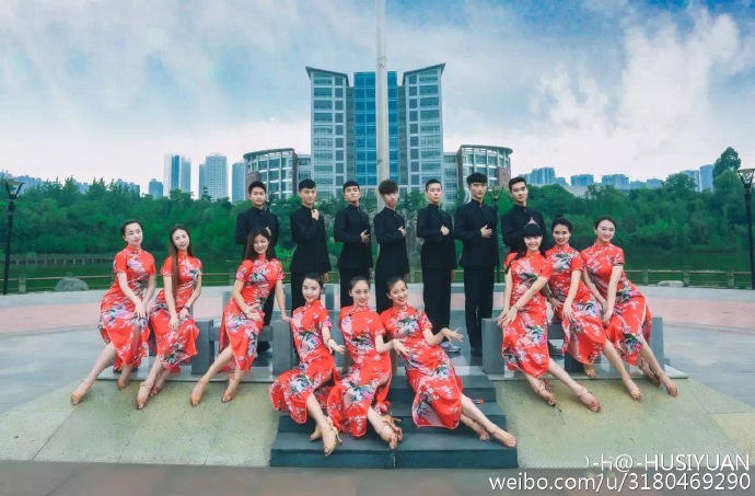 Men take graduation photos in cheongsam