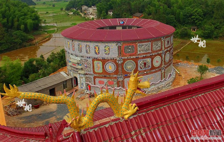 Octogenarian spends 6 million yuan to build porcelain palace