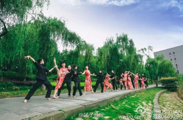 Male students in cheongsam take graduation photos