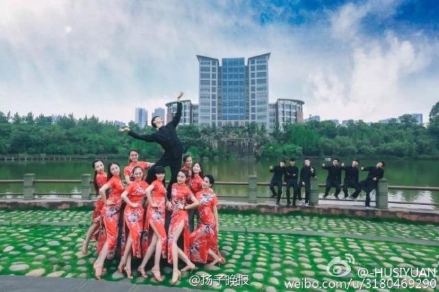 Male students in cheongsam take graduation photos
