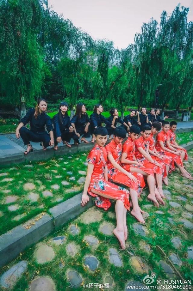 Male students in cheongsam take graduation photos