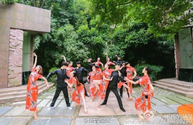 Male students in cheongsam take graduation photos