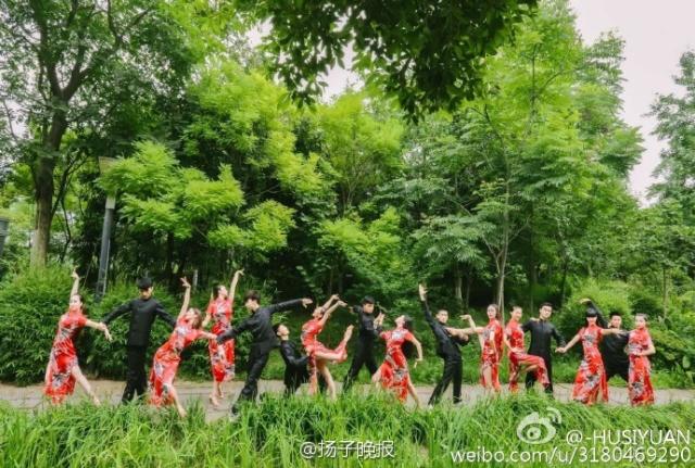 Male students in cheongsam take graduation photos