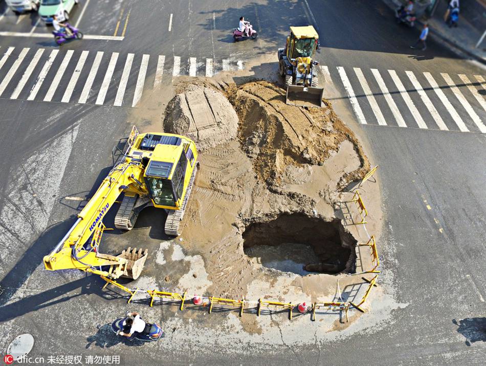Pipelines breach causes cave in Zhengzhou, C China