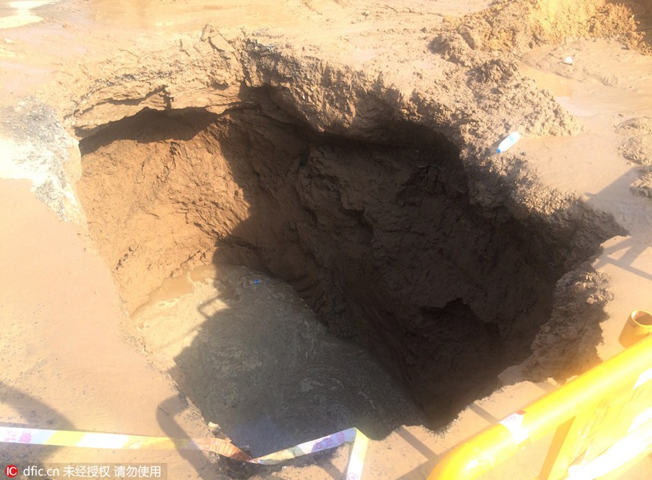 Pipelines breach causes cave in Zhengzhou, C China