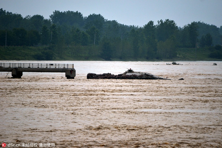 Spectacular flood discharges in Anhui