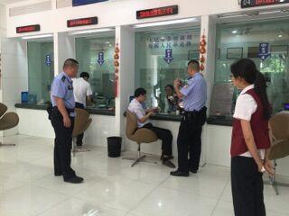Man causes a scene in Fuzhou bank to show dissatisfaction with service