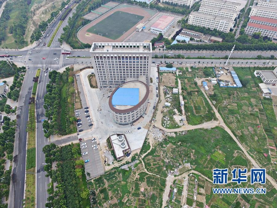 Toilet-shaped building in Henan goes viral
