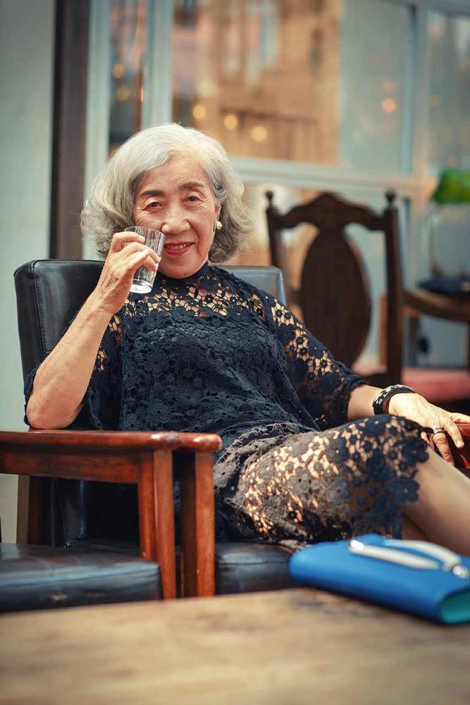 80-year-old dazzles in fashionable attire