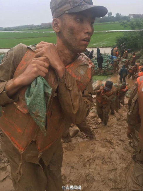 Heroism documented during flood rescue work in southern China