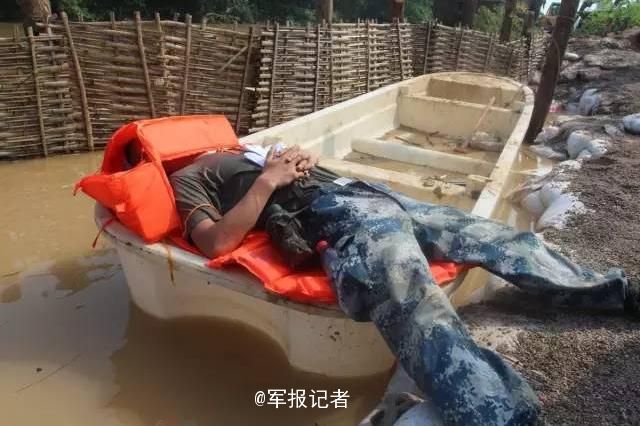 Heroism documented during flood rescue work in southern China