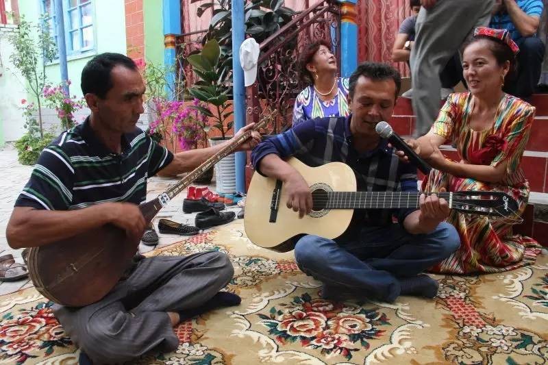 Xinjiang people celebrate Lesser Bairam