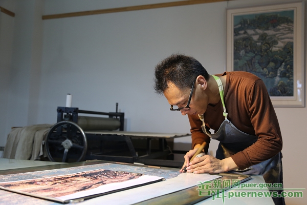 The block printing woodcut master Gao Chaomin from Pu’er 