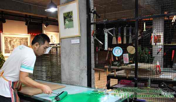 The block printing woodcut master Shi Xiaoming from Pu’er 