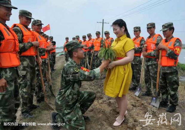 Wedding on a levee: Anhui couple refuses to let flooding postpone their marriage