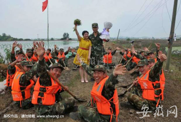 Wedding on a levee: Anhui couple refuses to let flooding postpone their marriage