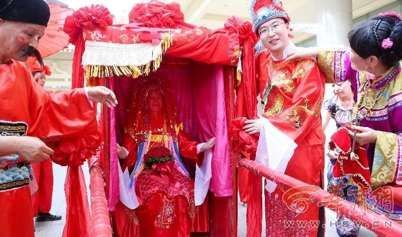 Chinese man marries American woman in traditional Chinese wedding