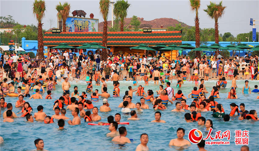 Citizens cool off in Chongqing water park