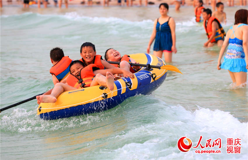 Citizens cool off in Chongqing water park