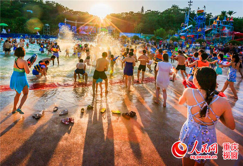 Citizens cool off in Chongqing water park