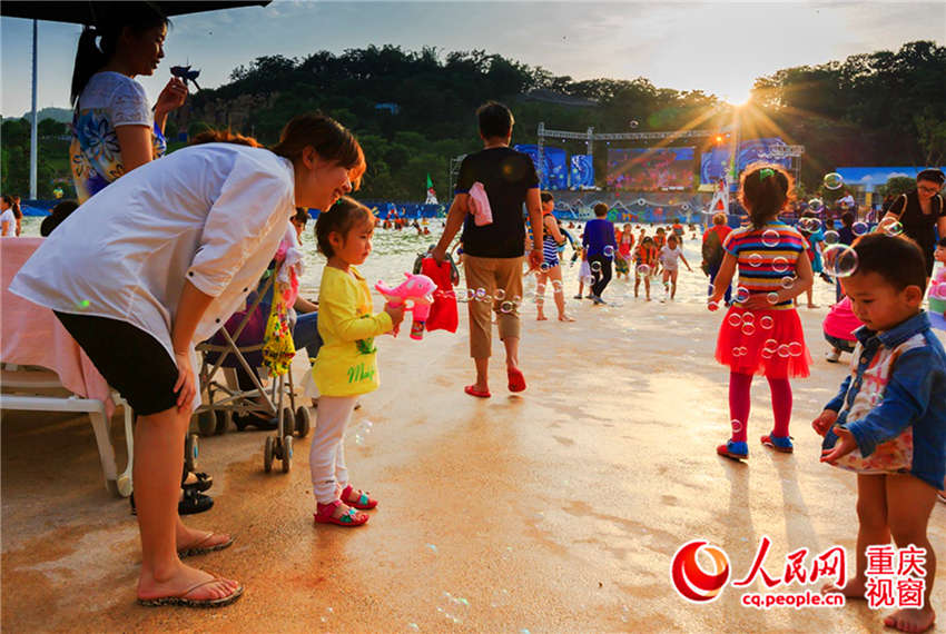 Citizens cool off in Chongqing water park