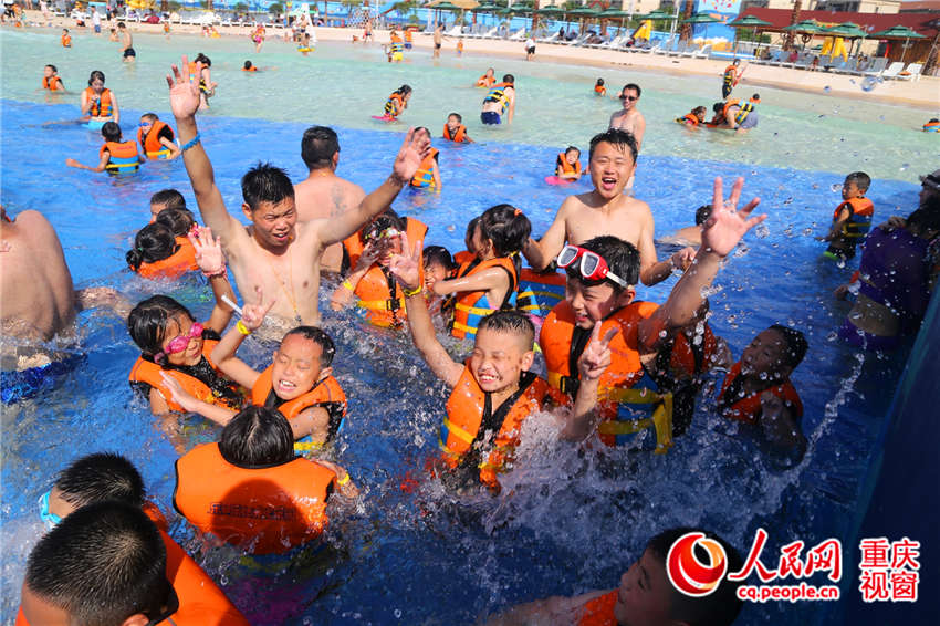 Citizens cool off in Chongqing water park