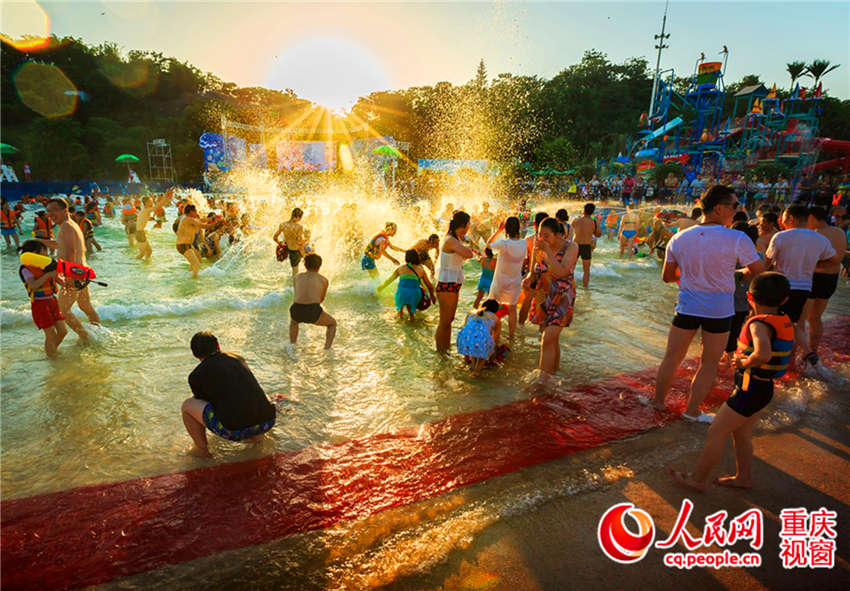 Citizens cool off in Chongqing water park