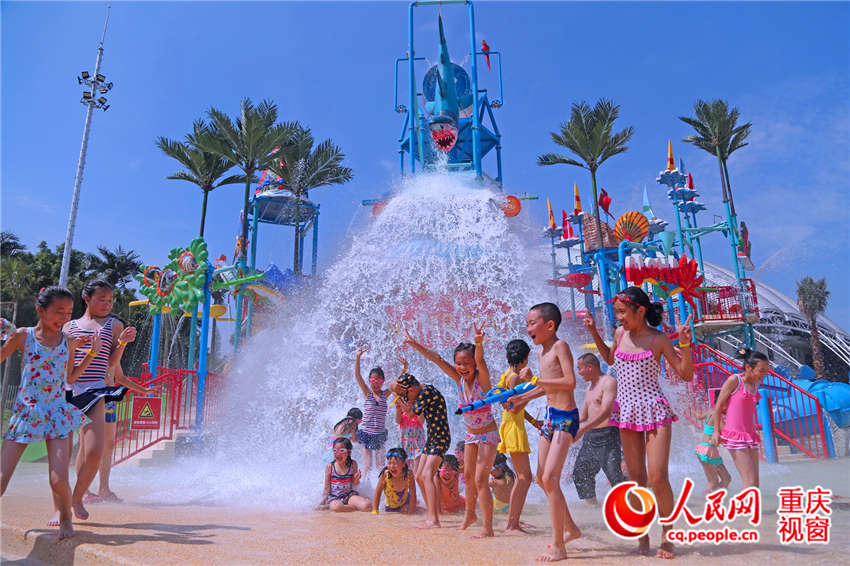 Citizens cool off in Chongqing water park