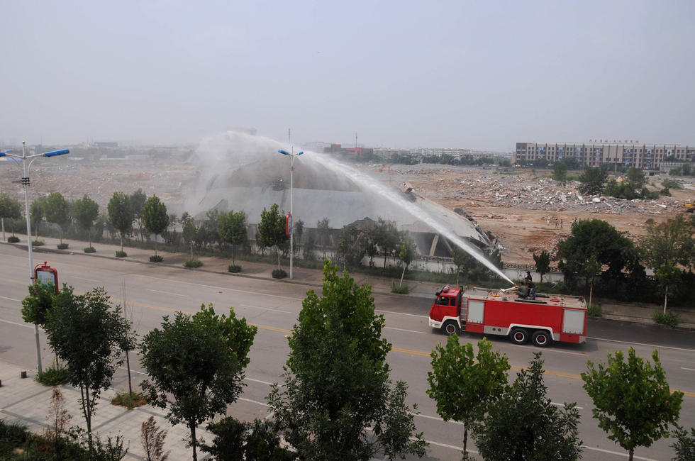 58-meter-tall tower in Shandong demolished mechanically in 10 seconds 