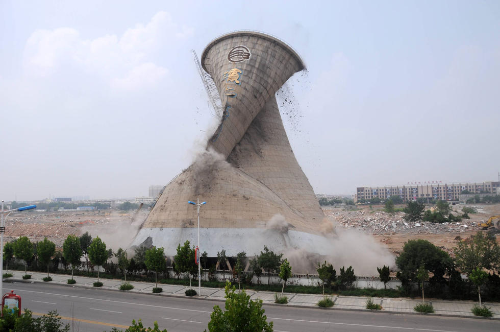 58-meter-tall tower in Shandong demolished mechanically in 10 seconds 