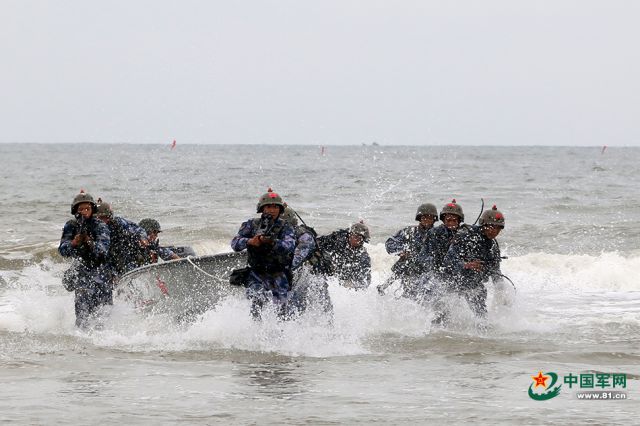 Chinese marine corps perform drill in South China Sea
