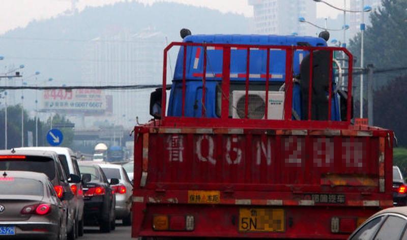 Truck outfitted with air-conditioning unit appears on Jinan streets