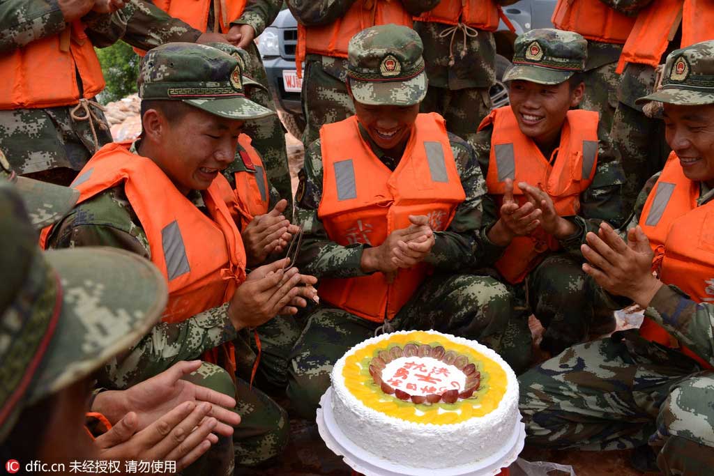 Citizens offer soldier 'long life noodles' at his birthday party in Jiangxi