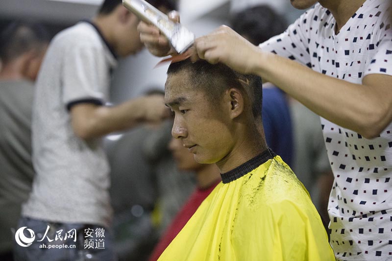 Photographer captures emotional scenes from flooding in Anhui