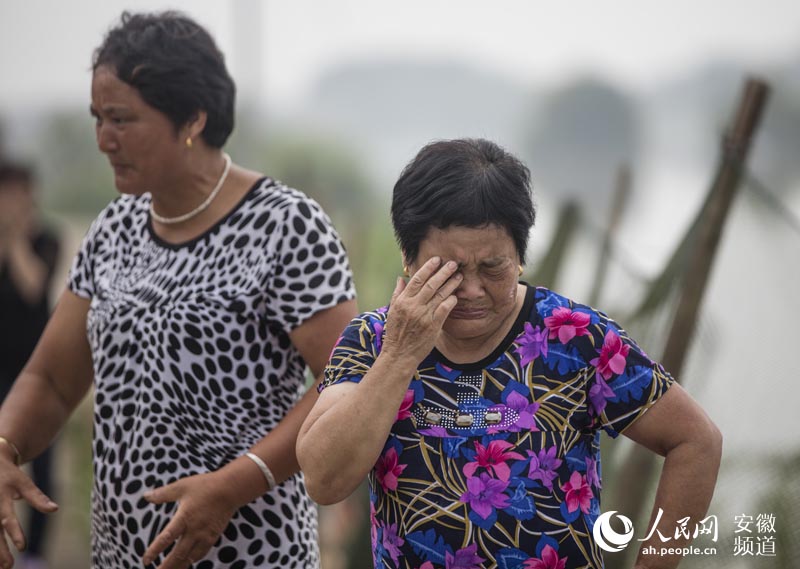 Photographer captures emotional scenes from flooding in Anhui