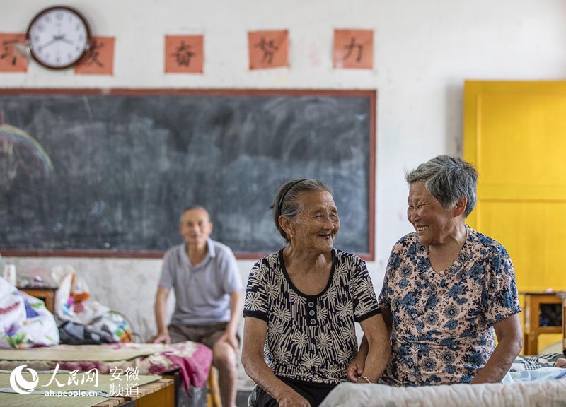 Photographer captures emotional scenes from flooding in Anhui