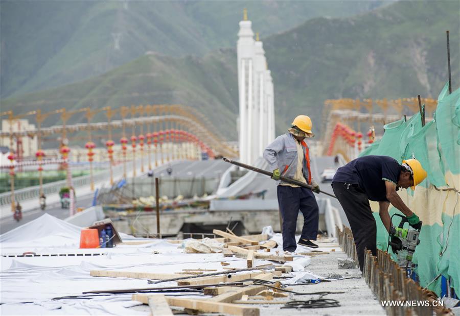 Main project of ring road underway in Tibet