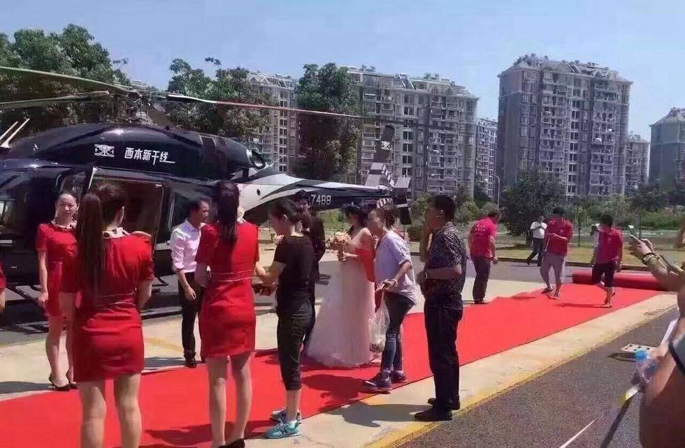 Helicopter transporting newlyweds causes traffic jam in Shanghai