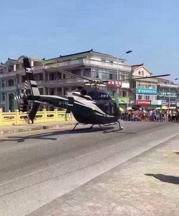 Helicopter transporting newlyweds causes traffic jam in Shanghai