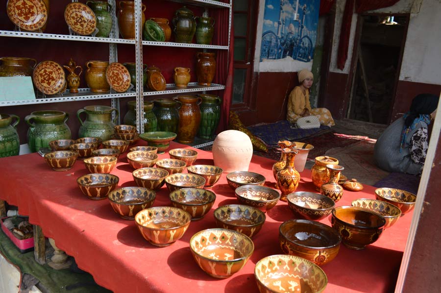 Young people try to revive traditional Kashgar pottery-making