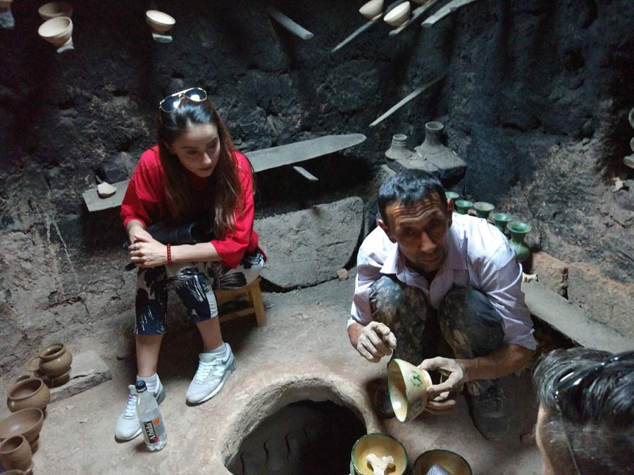 Young people try to revive traditional Kashgar pottery-making