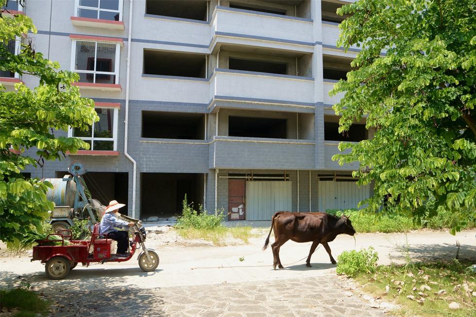 More than 100 villas abandoned in Guangxi