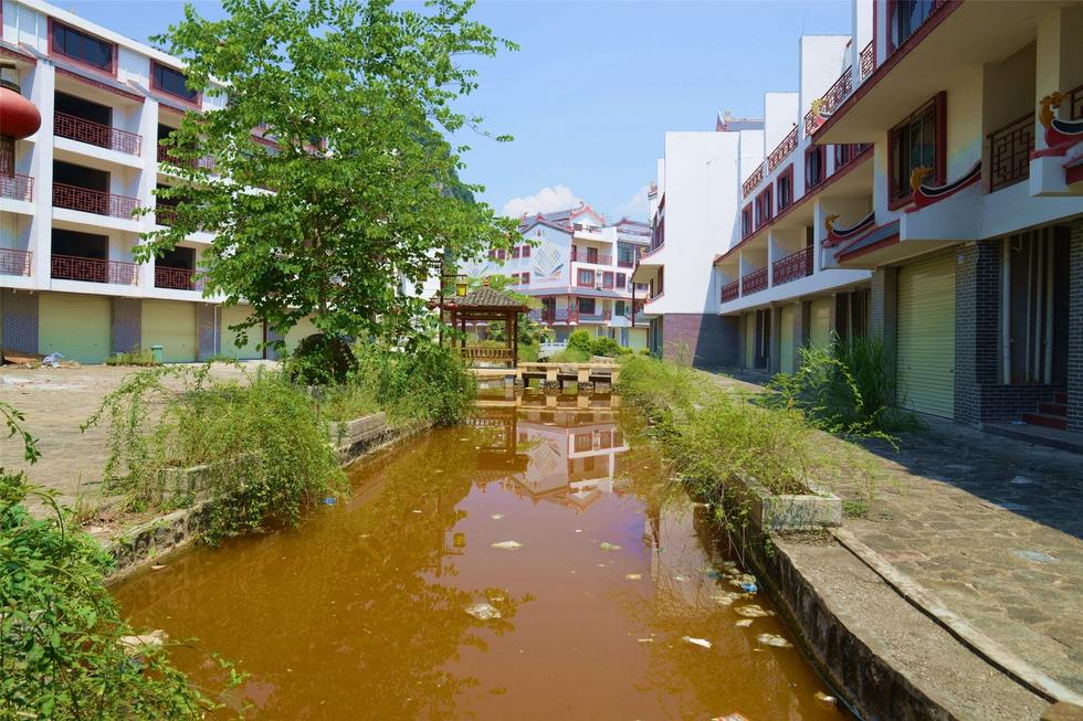 More than 100 villas abandoned in Guangxi