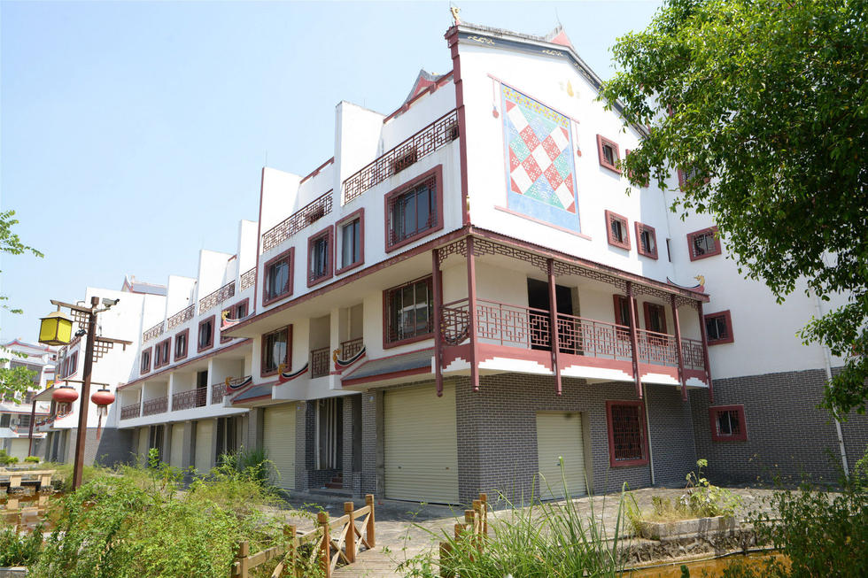 More than 100 villas abandoned in Guangxi